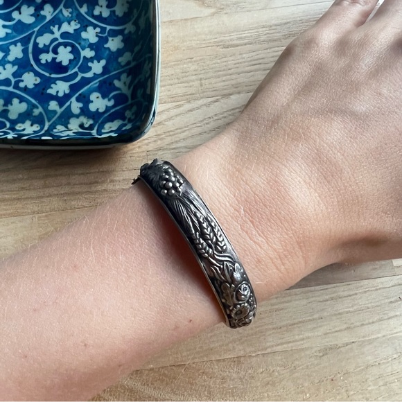 Vintage Art Nouveau Flowers Repousse 925 Sterling Silver hinged bangle bracelet - Picture 3 of 13